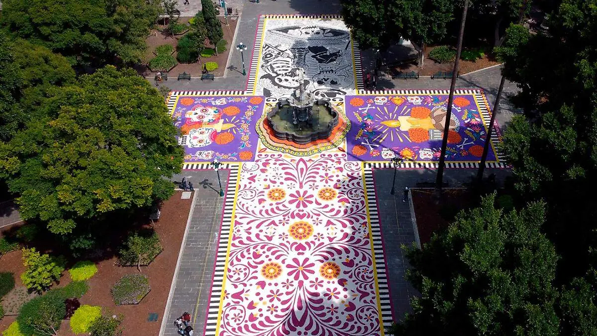 alfombra monumental en el zocalo de Puebla